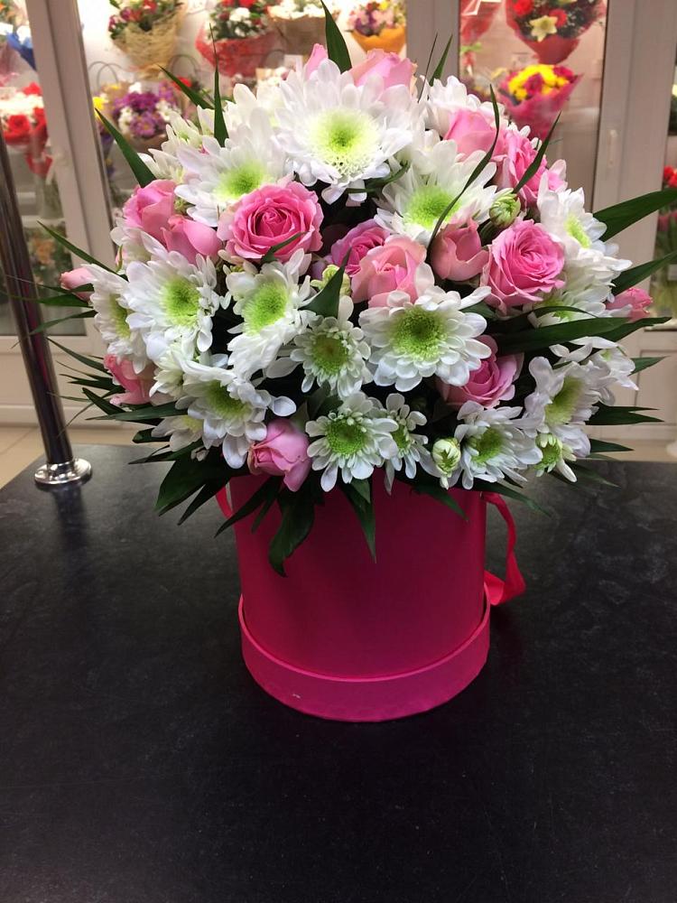 Цветочная композиция из Розы и Хризантемы в шляпной коробке в Грачевке Ставропольского края