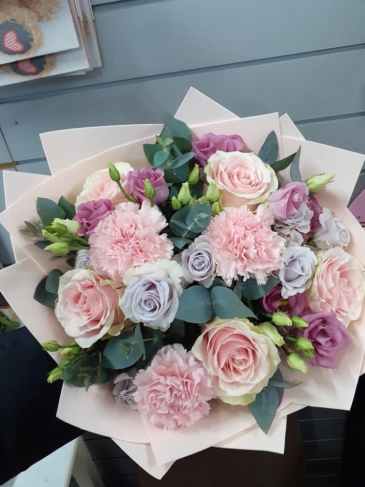 Букет цветов из: Розы, Гвоздики и Лизиантусы в Грачевке Ставропольского края